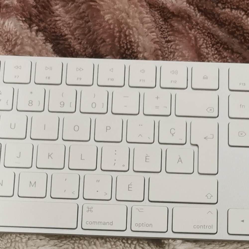 White Wireless Keyboard Apple A1843 Fr.